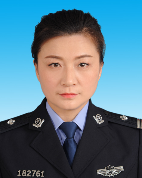 民警雷茜:热情服务群众 当好"国门卫士"
