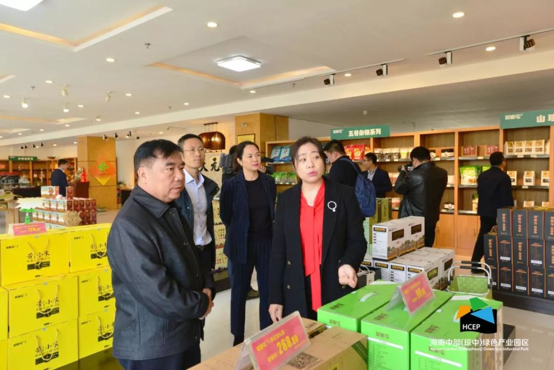 考察双辽市现代农业园区10月23日,在双辽市政府副市长窦明珠的全程
