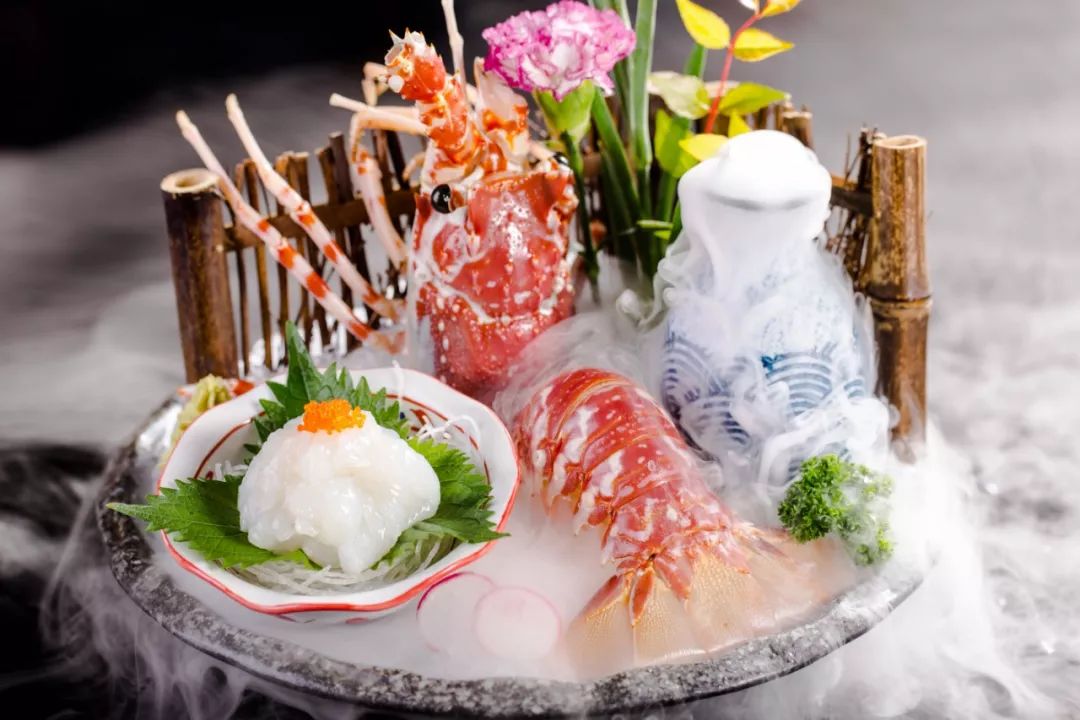 源氏的金枪鱼都是现切 莫桑比克龙虾,俗称莫桑比克红龙虾 冰镇的刺身
