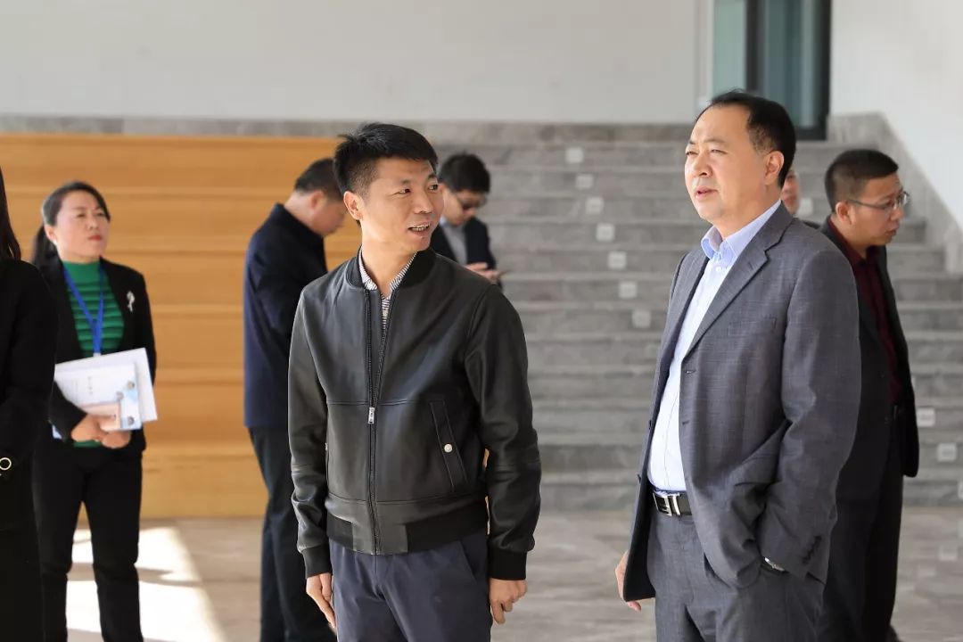 随后,督导组领导在后勤主任董德刚的带领下,实地参观了弘毅学校餐厅和