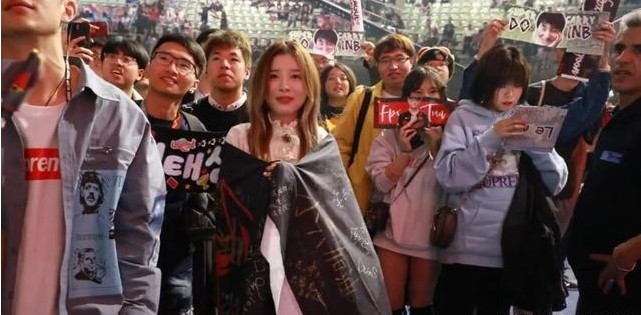 糖小幽披fpx队旗图火了网友却在热议奥咪咪uzi夺冠时她在睡觉