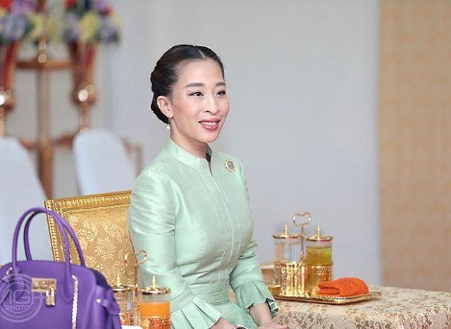 原创泰国国王62岁原配妻子罕见亮相坐着轮椅却依然打扮精致好心疼