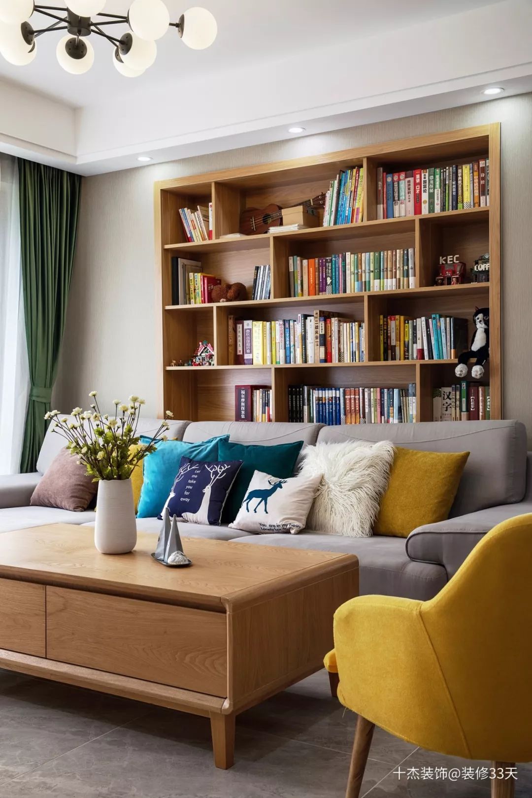 沙发背景设计开放式内嵌书架,方便收纳业主藏书与杂物,书架的设置