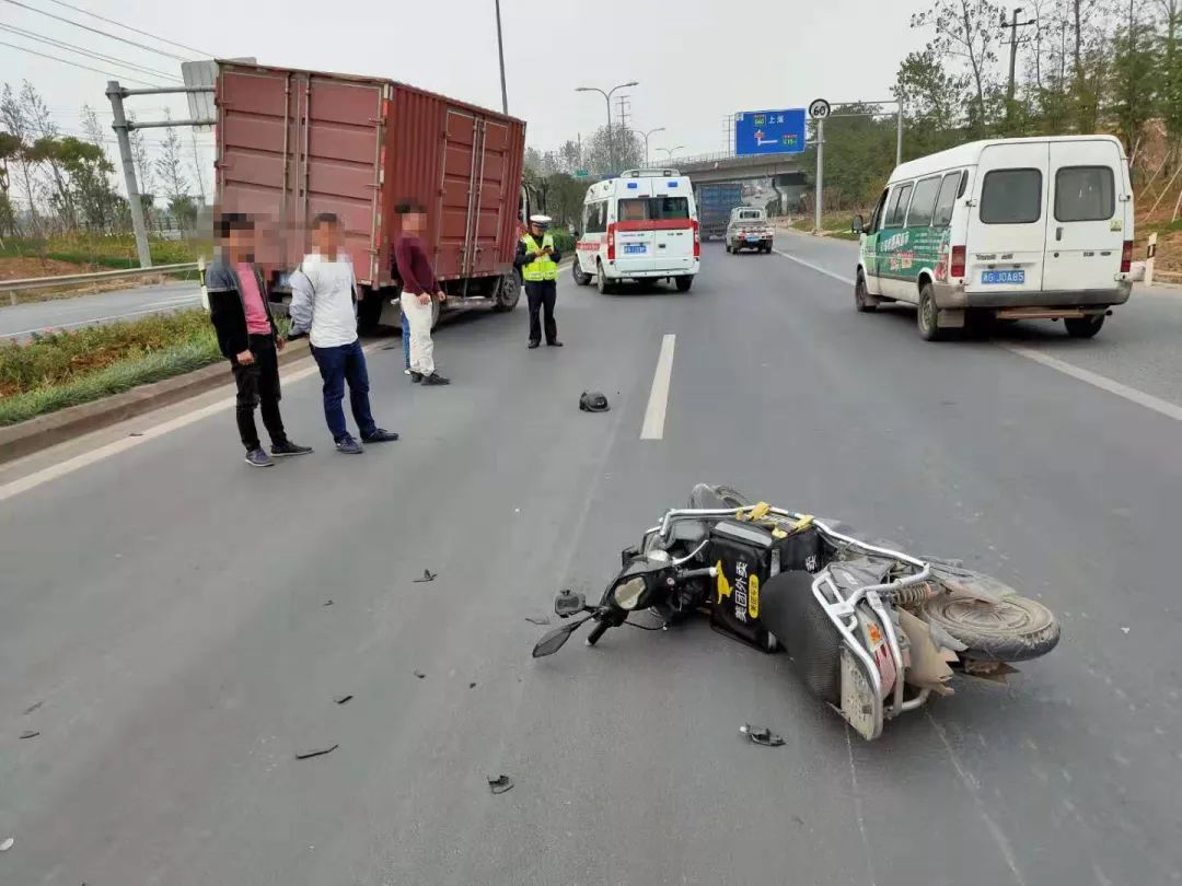 10月25日中午12时许,义亭交警大队接到报警称,上佛路白塔塘村路口处