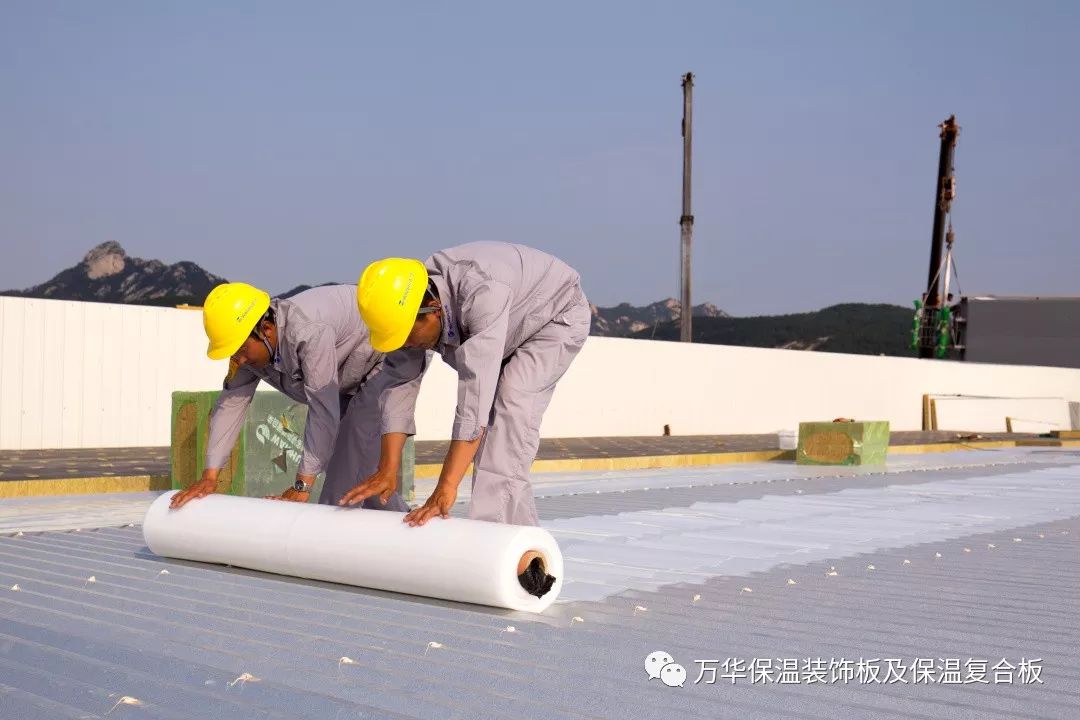 打扫基层→铺设隔汽层铺设穹顶板→无穿孔钉套件固定铺设tpo防水卷材