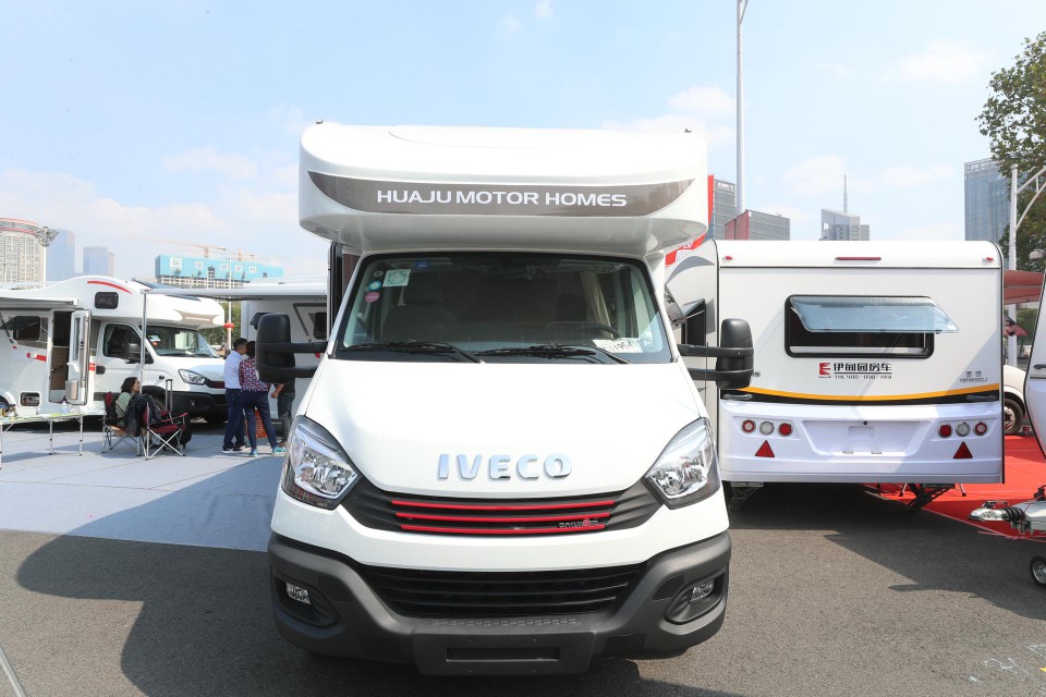 华居房车携全明星车阵亮相更有回馈版依维柯c型房车底至298万元