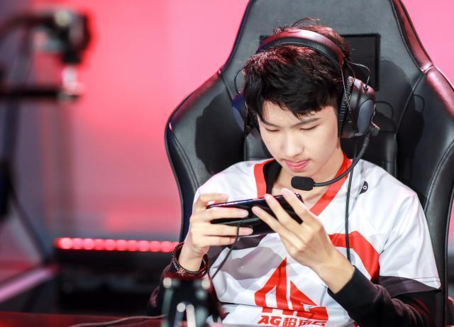 后来和风风(后来的139)一起加入了ba黑凤梨,一诺