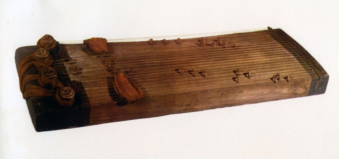 歌的曹操诵出"我有嘉宾,鼓瑟吹笙",再到李商隐的情诗"锦瑟无端五十弦