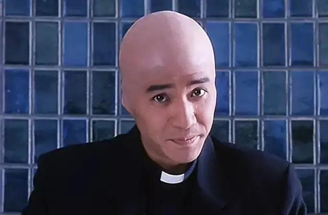 这并非普通的秃子,而是梁朝伟在扮演自己的小弟弟……1993年曾志伟