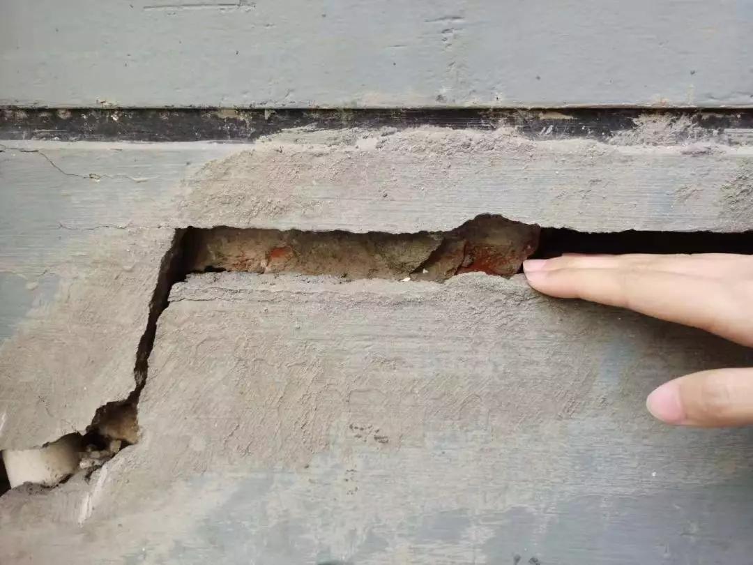 房主惊恐!南京这家楼盘惊现房屋沉降,阳台开裂,墙体倾斜