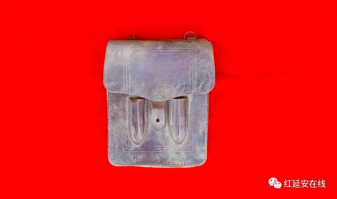 李天佑保存的缴获日军的棕红色皮包李天佑缴获的日本军刀这些文物是李