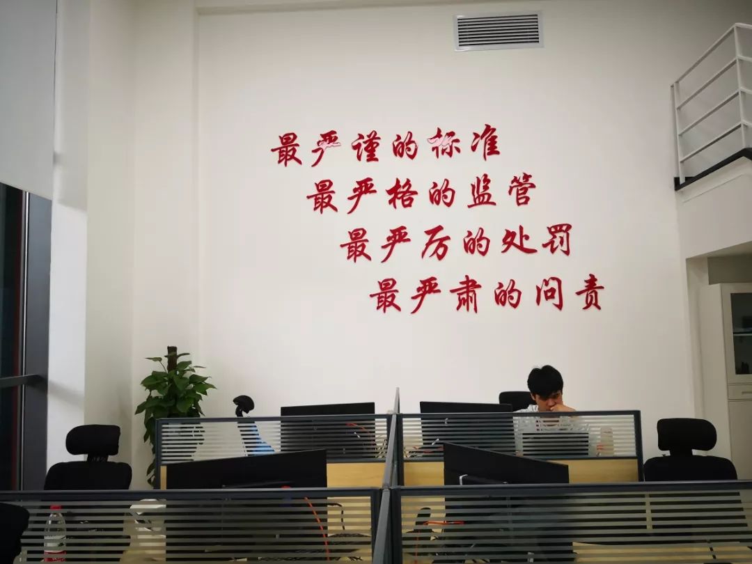 上海媒体记者组团探访进博会食品安全保障"大脑"_应急