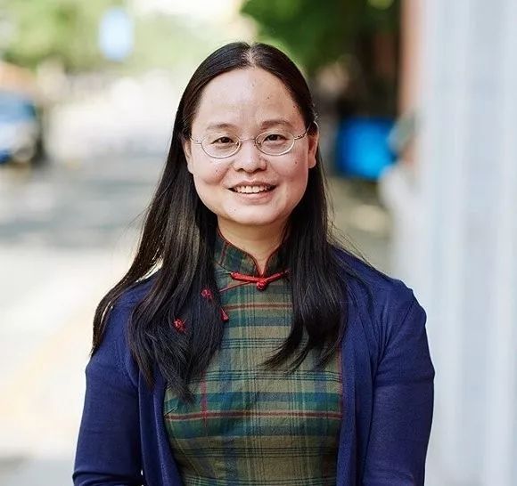 复旦大学中文系硕士毕业,著名作家,媒体人,获得2014年归园雅集年度