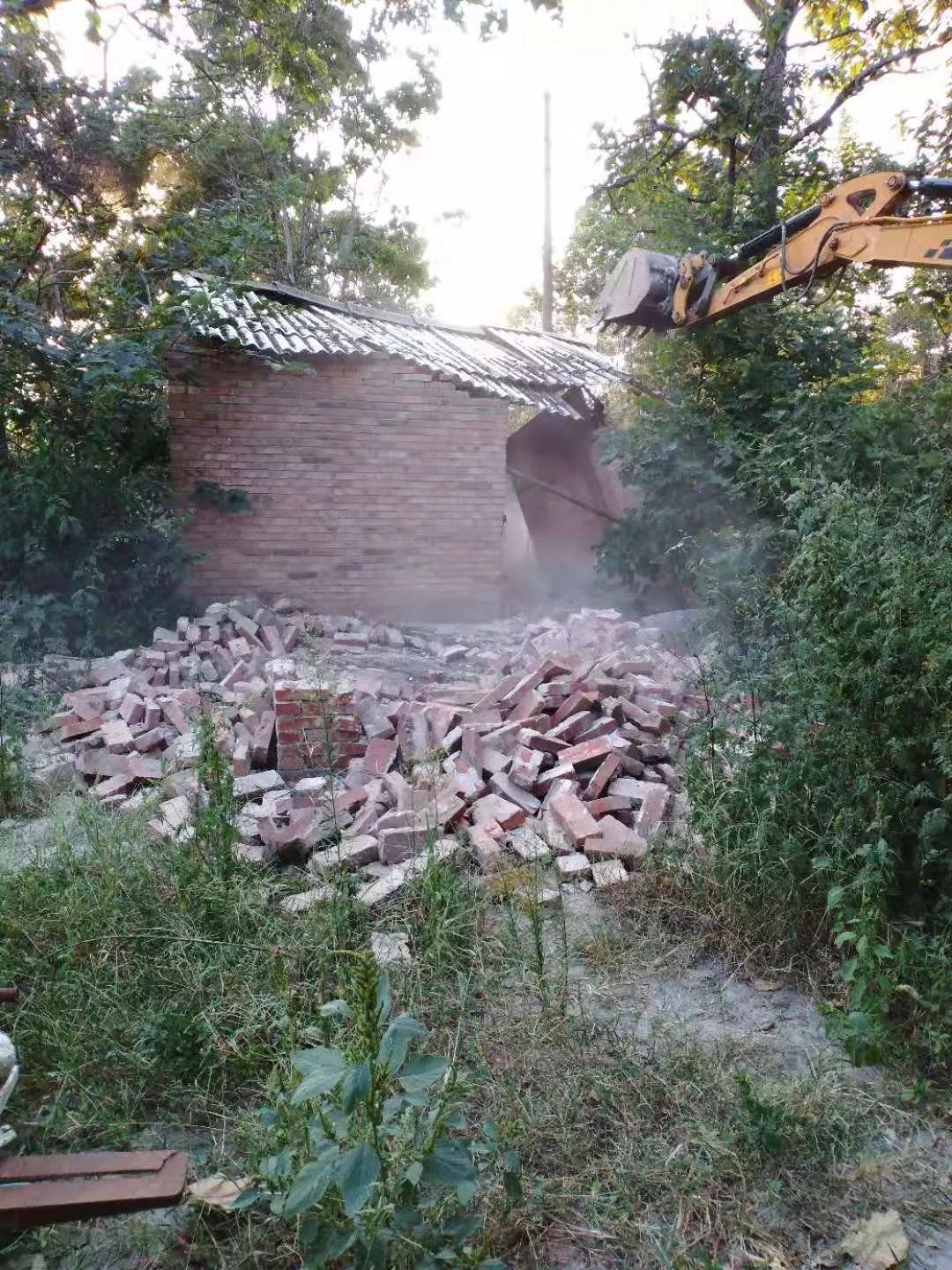 麻屯镇董村掀起拆违风暴