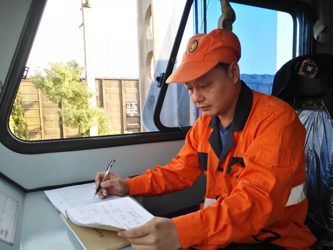 耐心指导防事故1甘玮,中共党员,43岁,1995年参加工