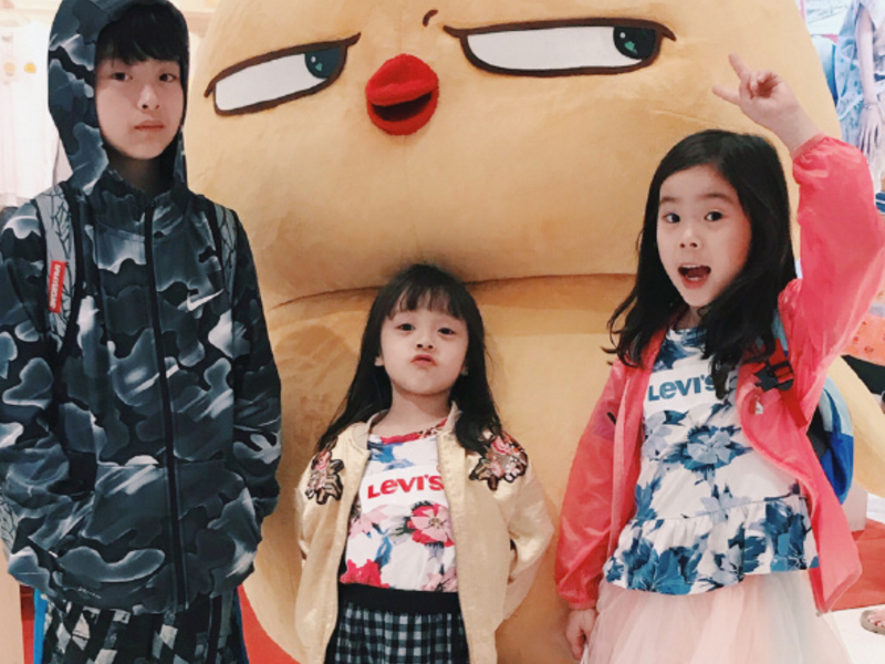 看这张照片中的哈琳和哥哥姐姐的合照,很多网友都十分羡慕哈琳妈妈能