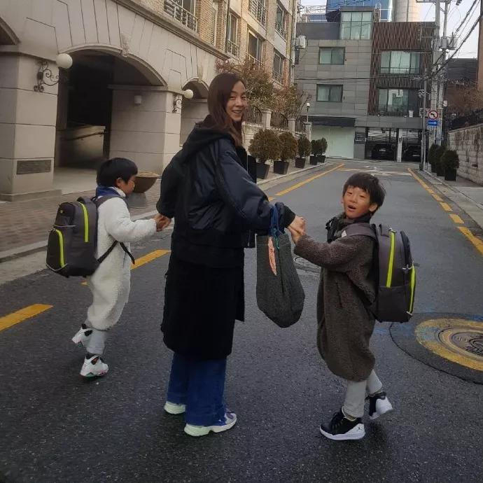 民咕咕长大了依然还是那么乖巧可爱