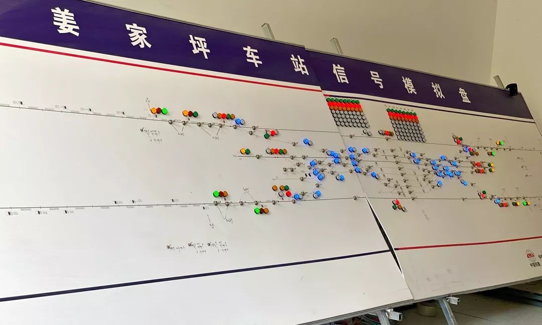 施工人员对室内设备进行验收检查施工90员对组合架配线,套管名称