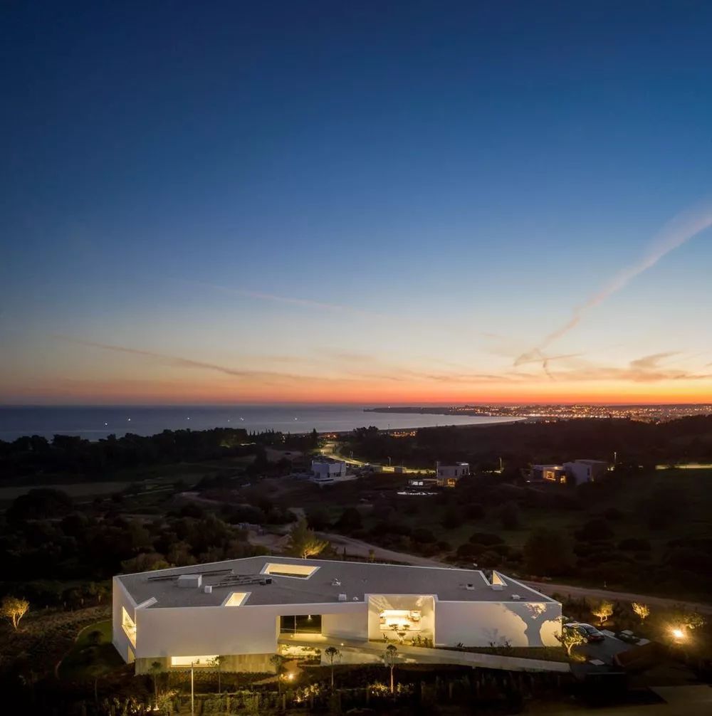 低调而又夺目的折线形别墅_建筑事务所