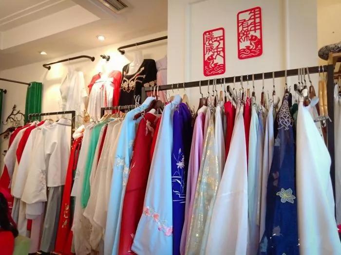 的商户占了14个,其中评价最高的店铺:它的线上单人24小时汉服租赁的