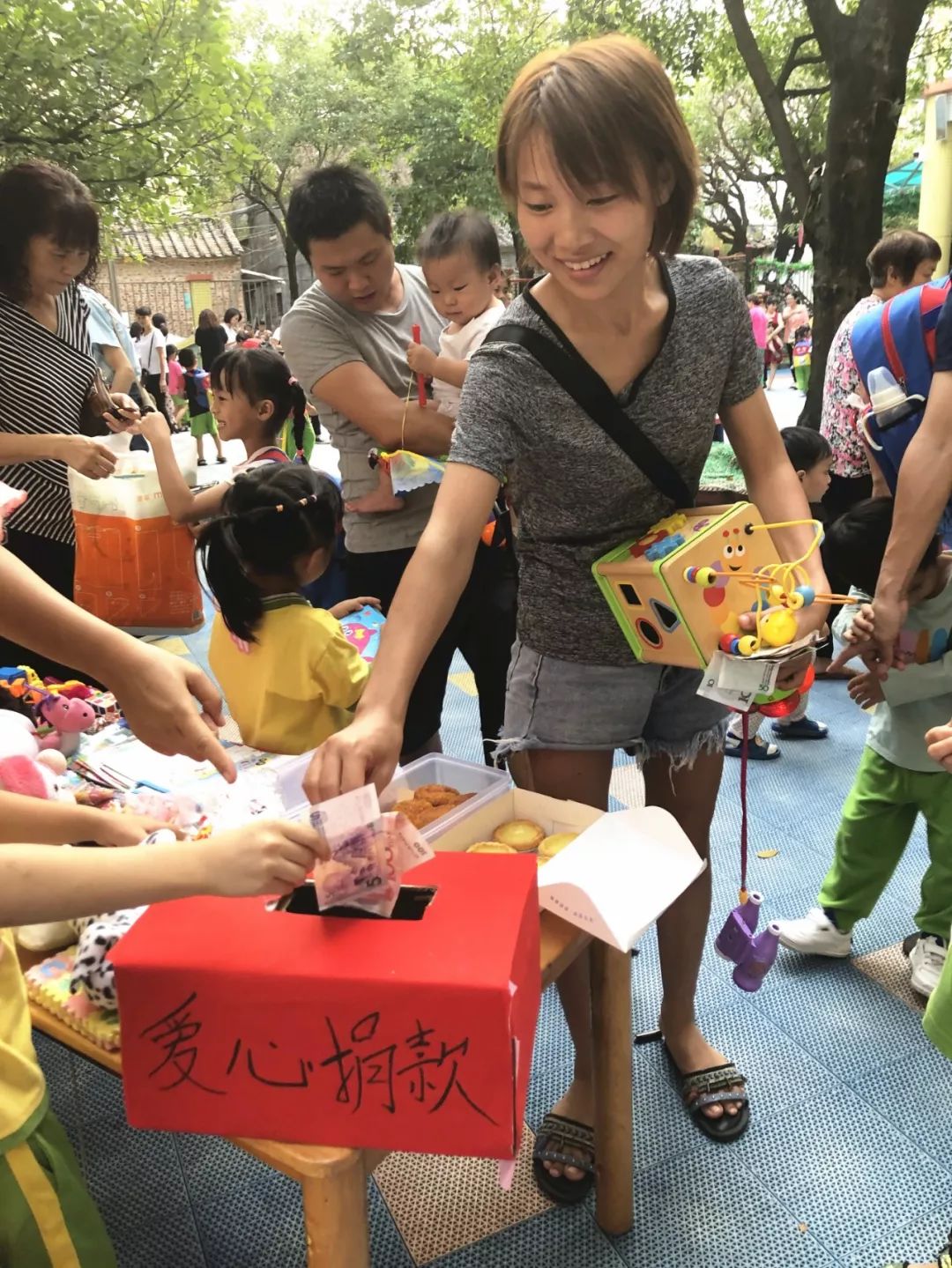 微万福园内活动爱心义卖活动