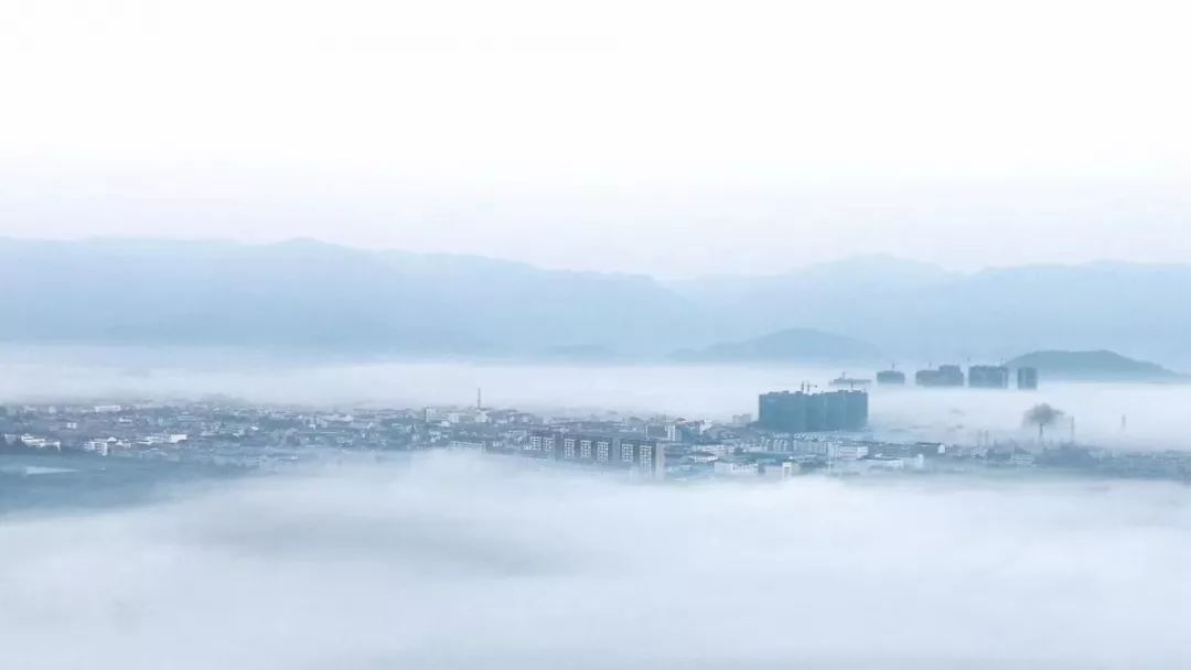 戳视频感受一下云雾掩映下的天台仿若仙境惊奇地发现许多居住