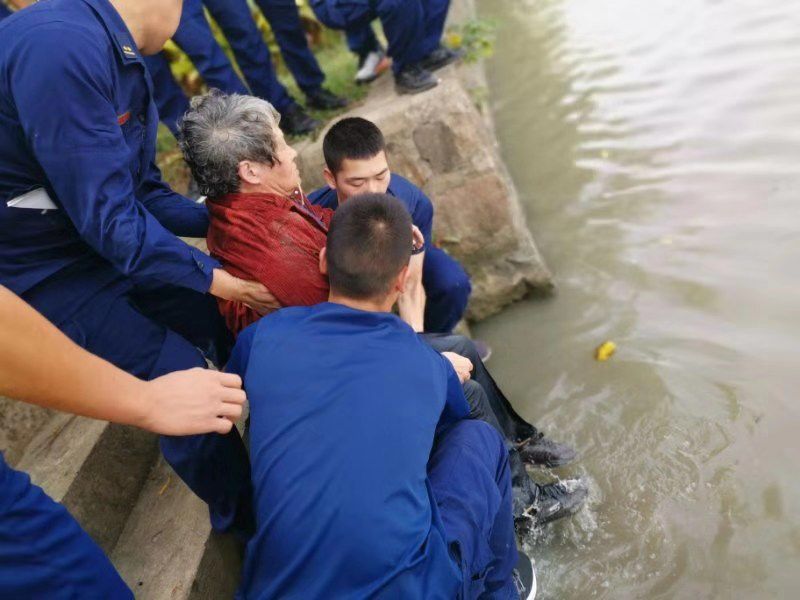 "消防队员训练途中救落水老人一条命