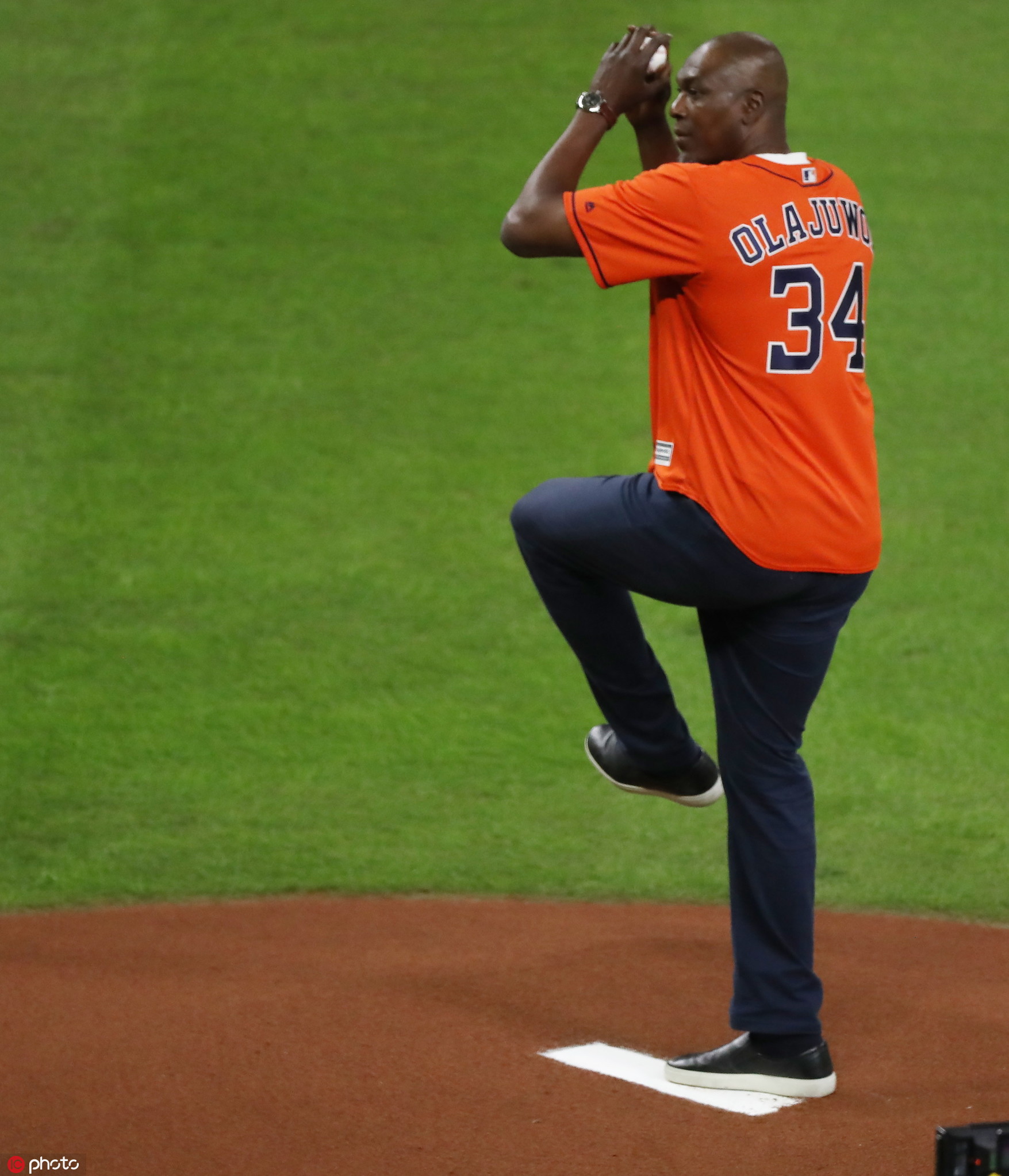 奥拉朱旺亮相mlb世界大赛老当益壮潇洒开球