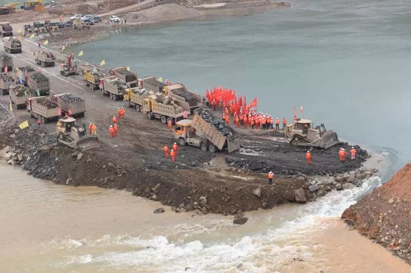 流量大,多年平均流量4150立方米每秒,河床深切,截流处最大水深约26米