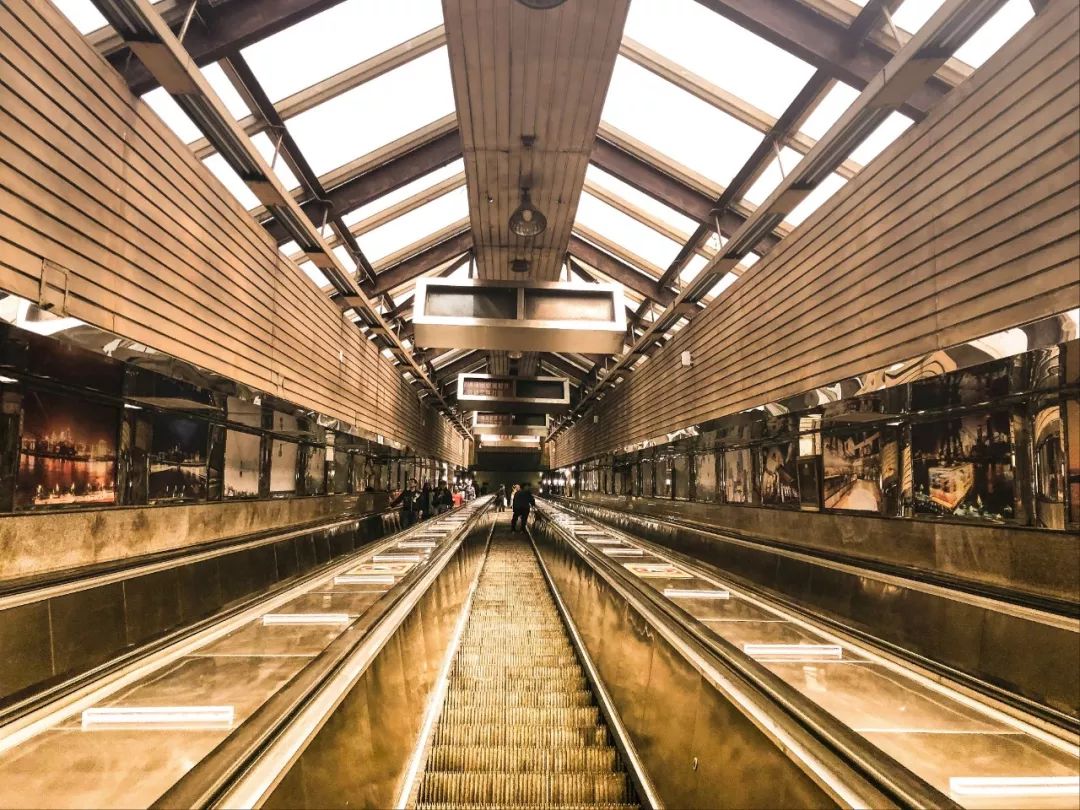 他们乘坐的就是皇冠大扶梯.来自马蜂窝用户@coco-yuannn