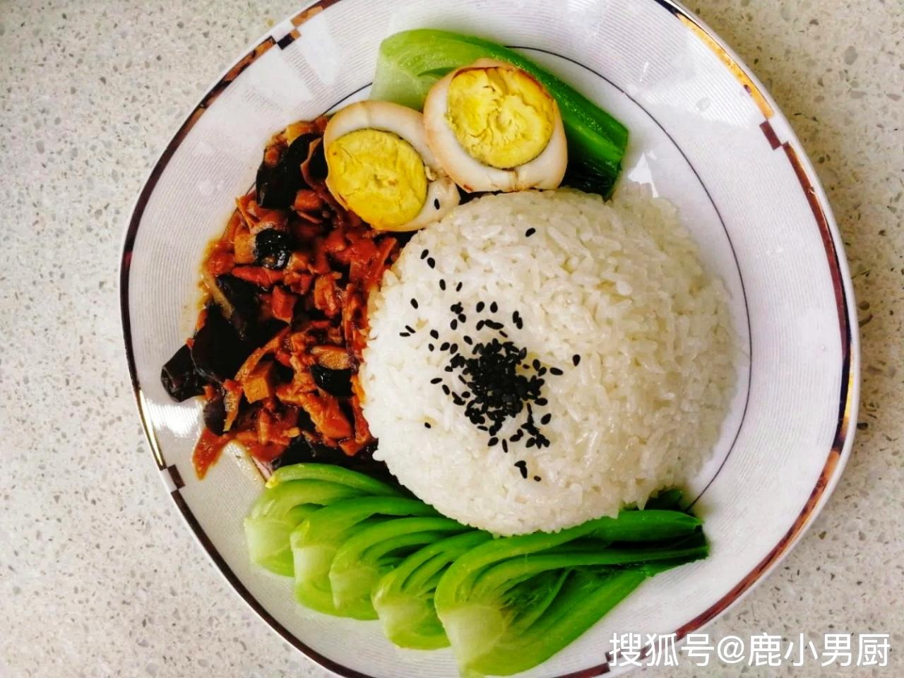 饥肠辘辘时干下这碗卤肉饭酱咸浓香肉酥软饱腹又满足