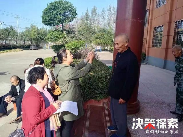 西峡县丁河镇人社所:上门服务 为贫困老人认证养老保险