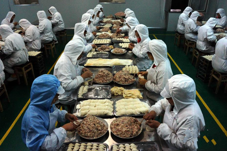 实拍饺子加工厂里女工的真实一面4秒一个饺子每天包四千多