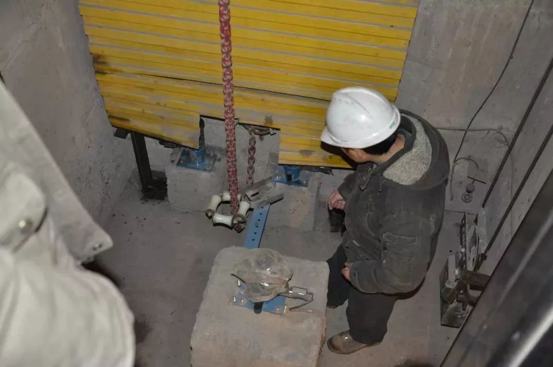 还有最后一道"护身符"——位于电梯底坑的缓冲器,它会将惯性力,冲击力