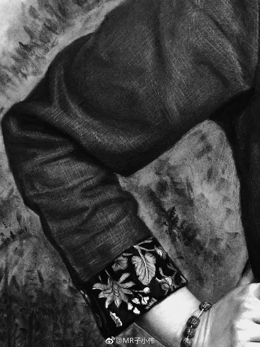 黑色衣服塑造局部手刻画局部【炭笔素描,精致女孩】▼当然,最让粉丝