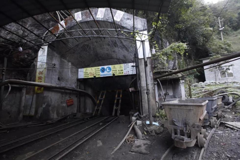 广西南丹矿难11人被困2人遇难 家属报警官方才知晓