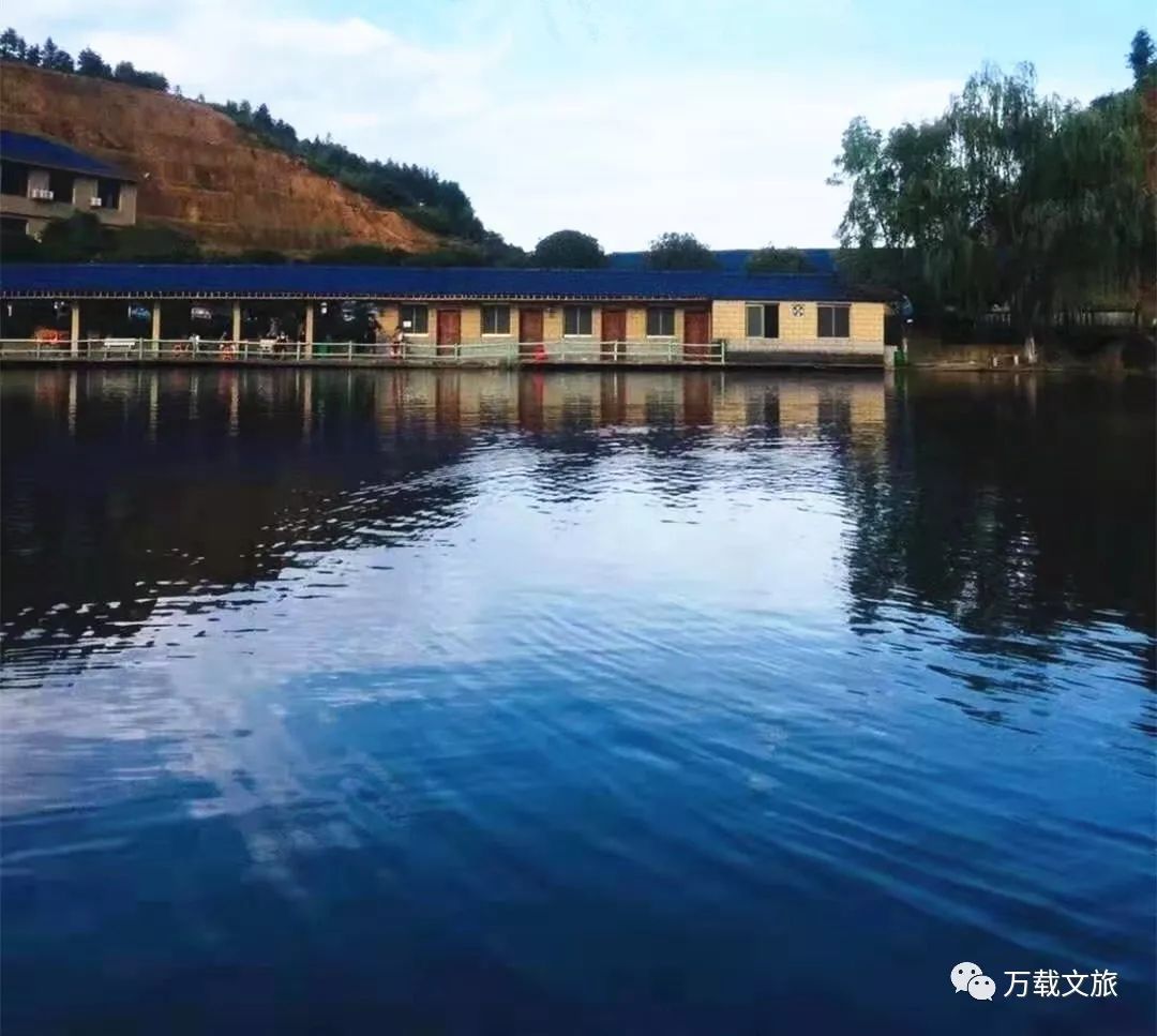 清水湾休闲山庄坐落于万载县黄茅镇,这里依山傍水,风景秀丽,既保留有
