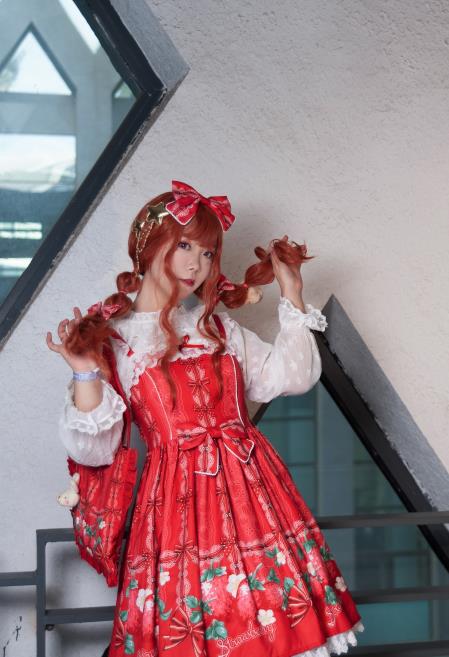 lolita漫展场照草莓野餐比草莓更甜的可爱萝莉