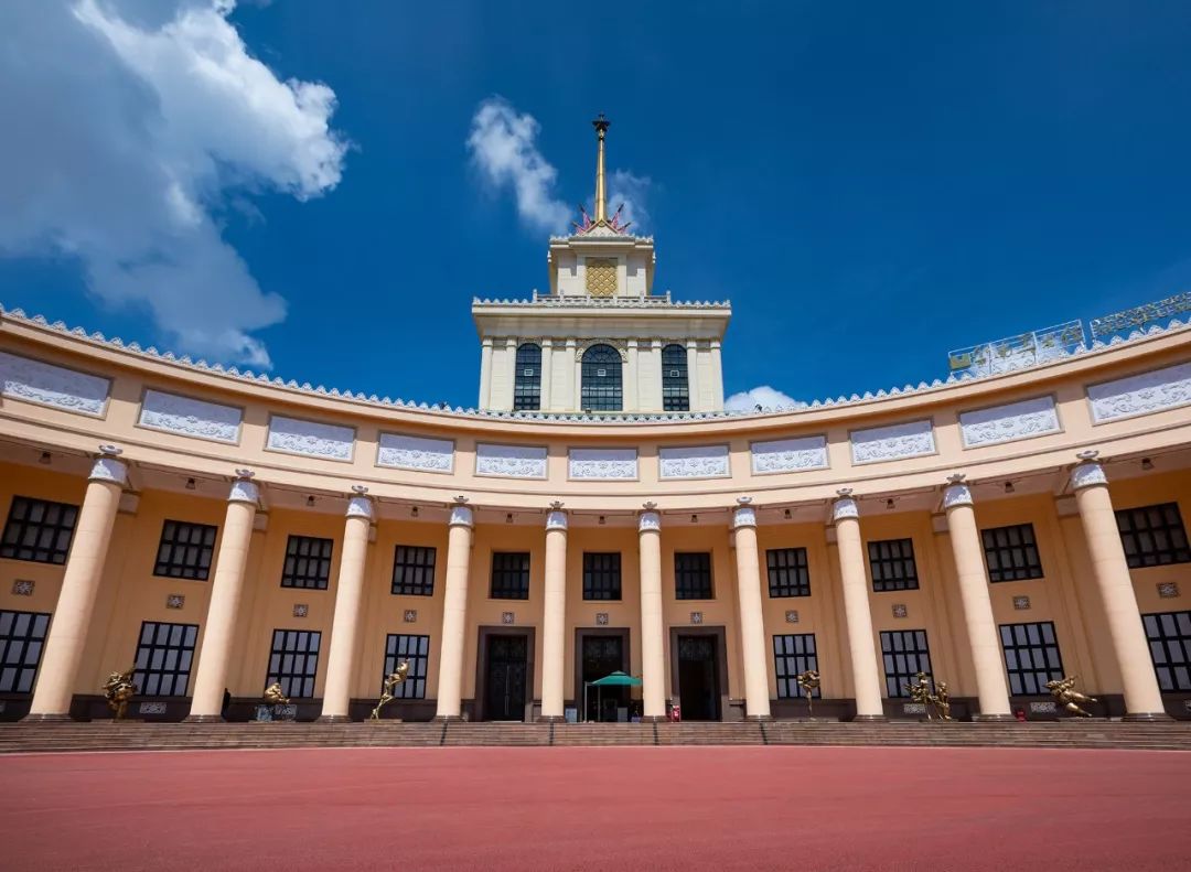 云南美术馆收藏作品之一阳光大地铸铜完成