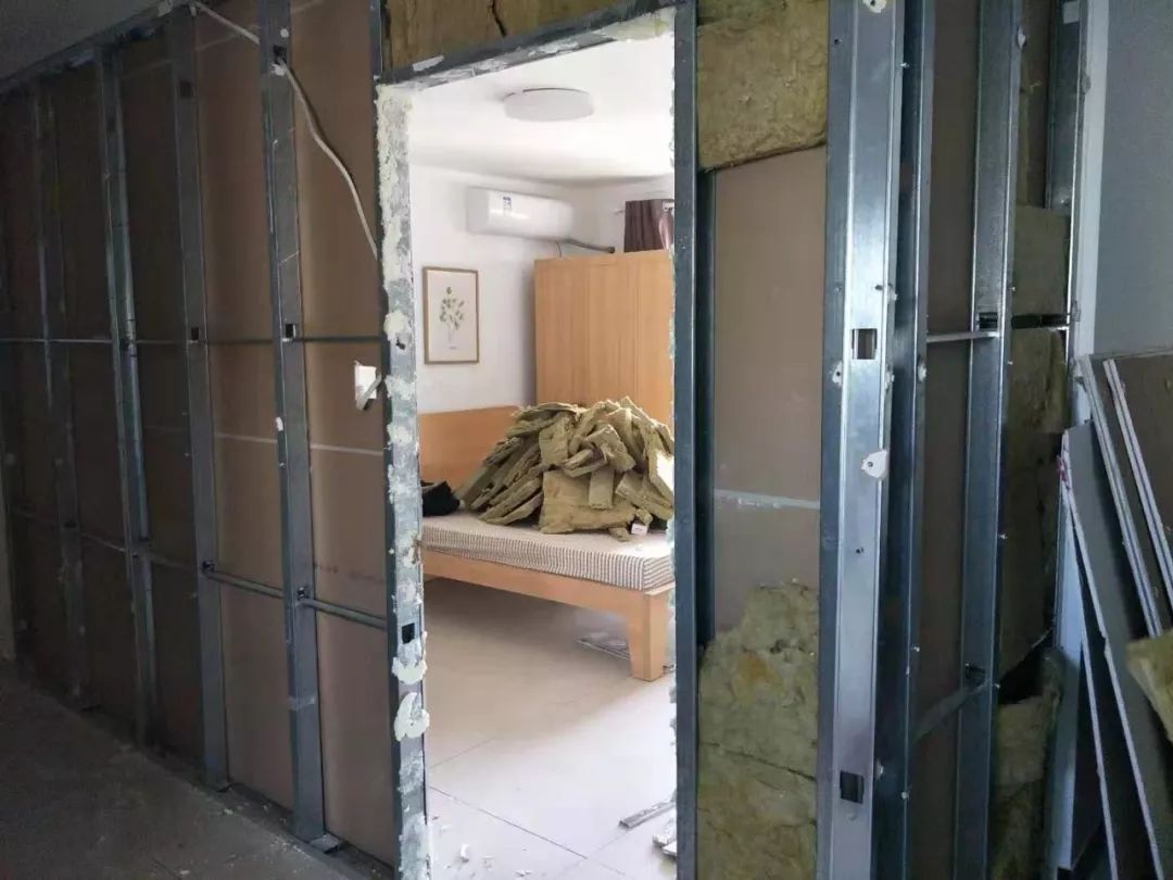 目前,该房屋的隔断已被中介公司自行拆除