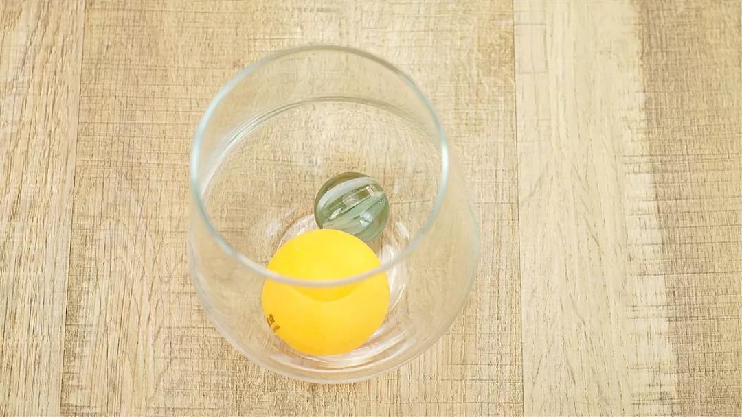 水杯里的杨桃塑料球图片
