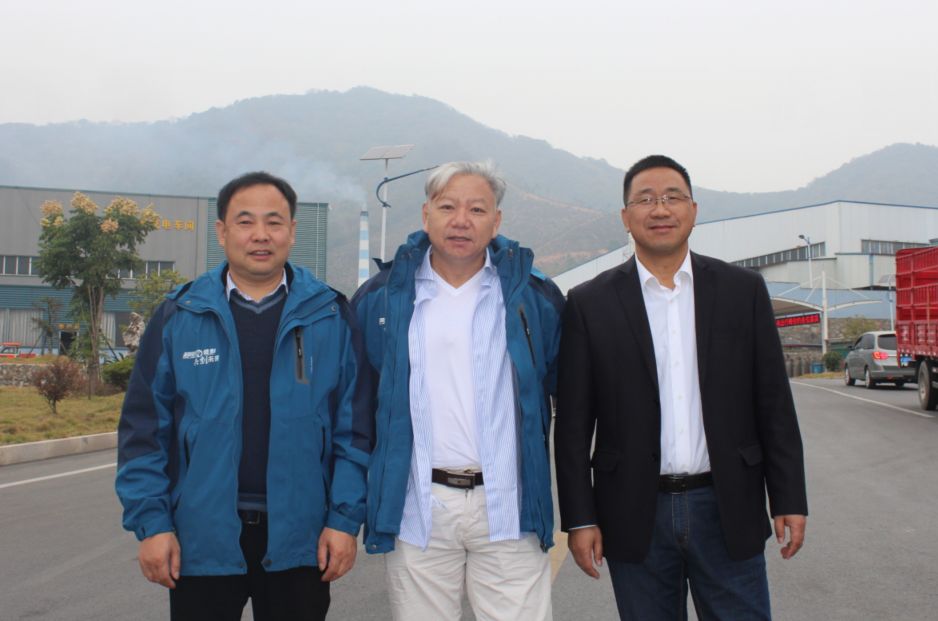 杨发根(左)鹿守光(中)钱海春(右)金彭&超威战略合作签约仪式的成功