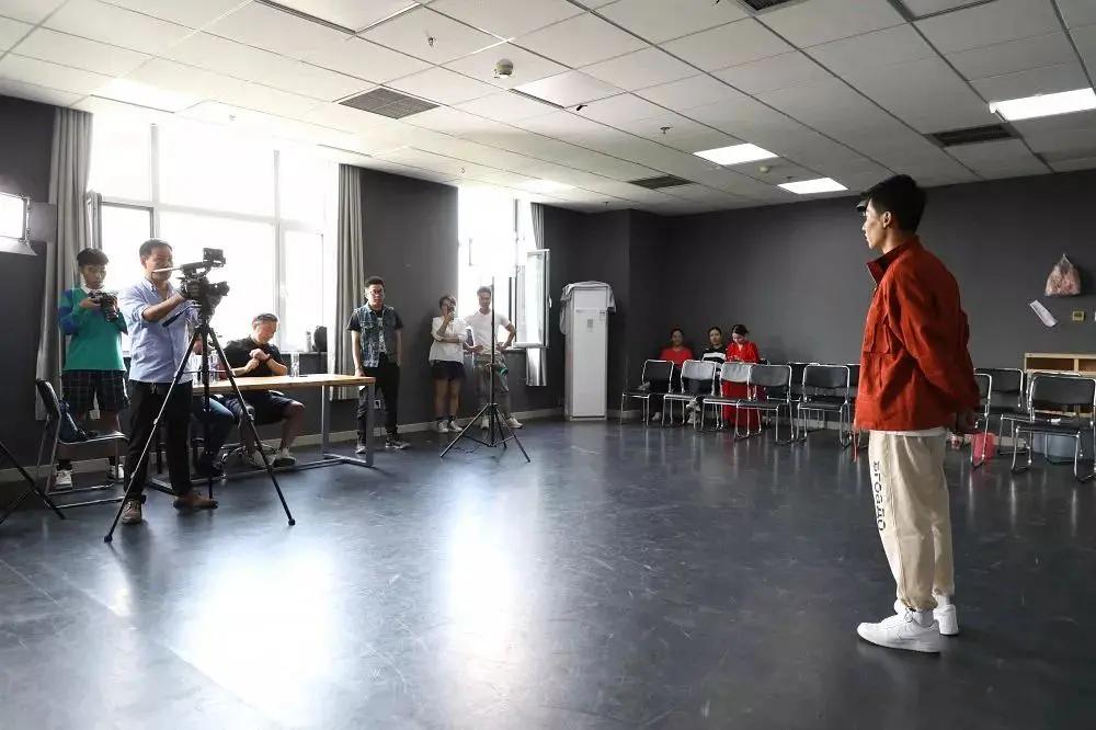 试镜现场采访同学你过来我想和你聊聊