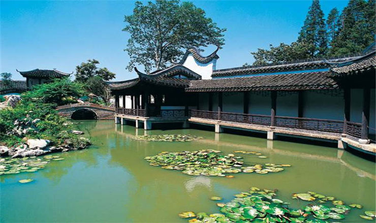 这里有一个墙院雕栏的地方叫三元坊,由连在一起的举人坊,进士坊,状元