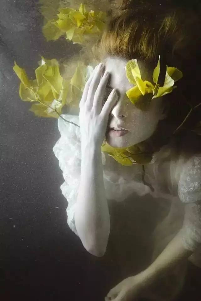 女摄影师裸体出镜只为宣泄