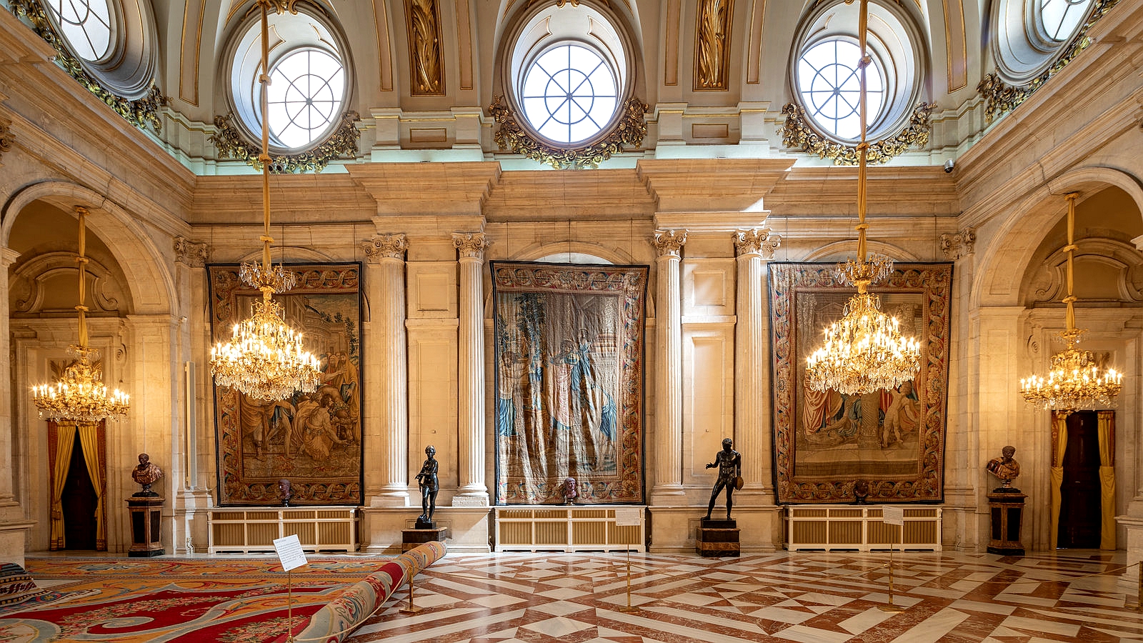 马德里王宫(西班牙语:palacio real de madrid)是西班牙国王的正式