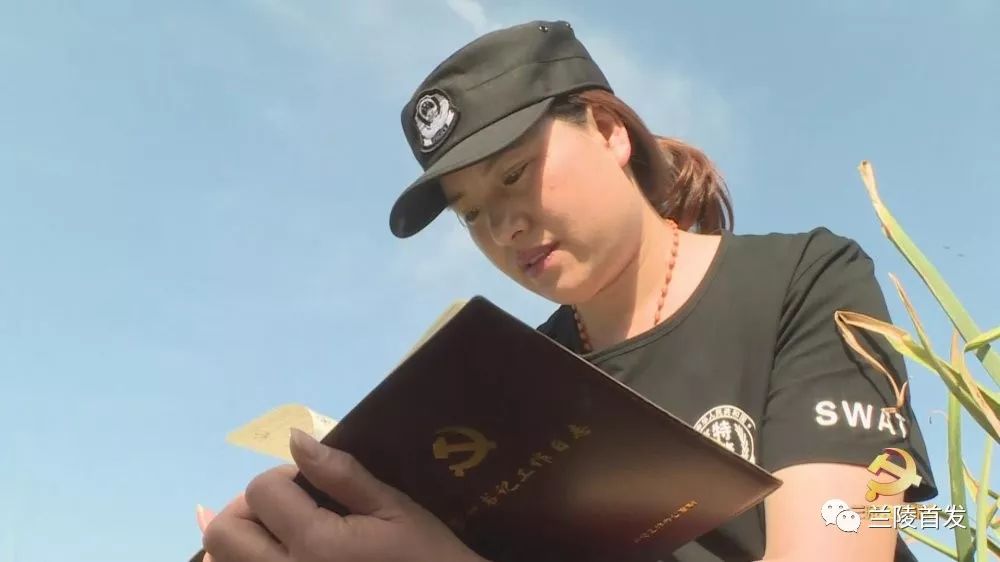 巾帼不让须眉兰陵县公安局女警花的入村扶贫记