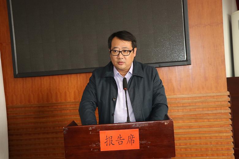 分管负责人向镇党委书记徐毅递交责任状.(供稿:谢立平)