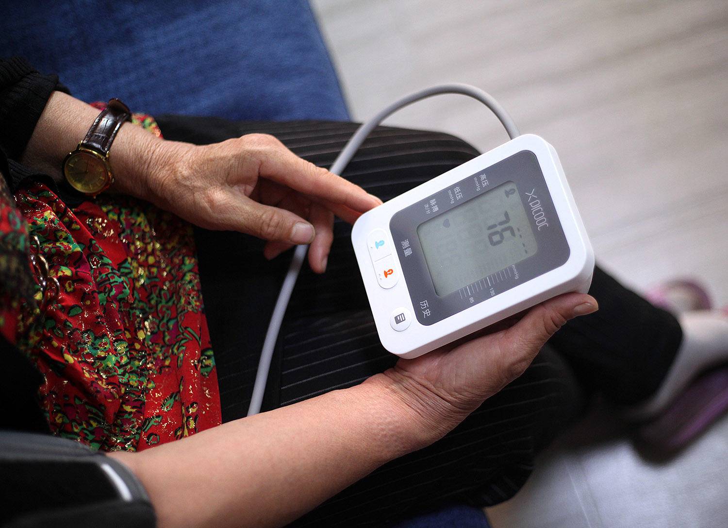 原创送爸妈血压计怎么选评测有品智能血压计硬刚日货欧姆龙