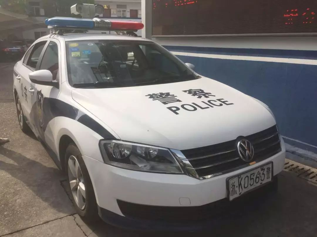 昨天凌晨,丽水一警车竟连闯红灯……事后他这样说